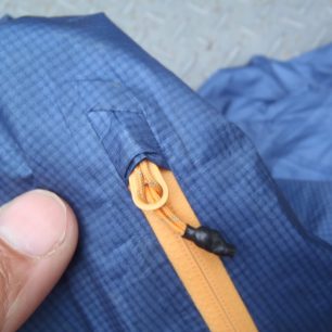 Detail zipové garáže u kapsy bundy Montane Minimus 777 Jacket.