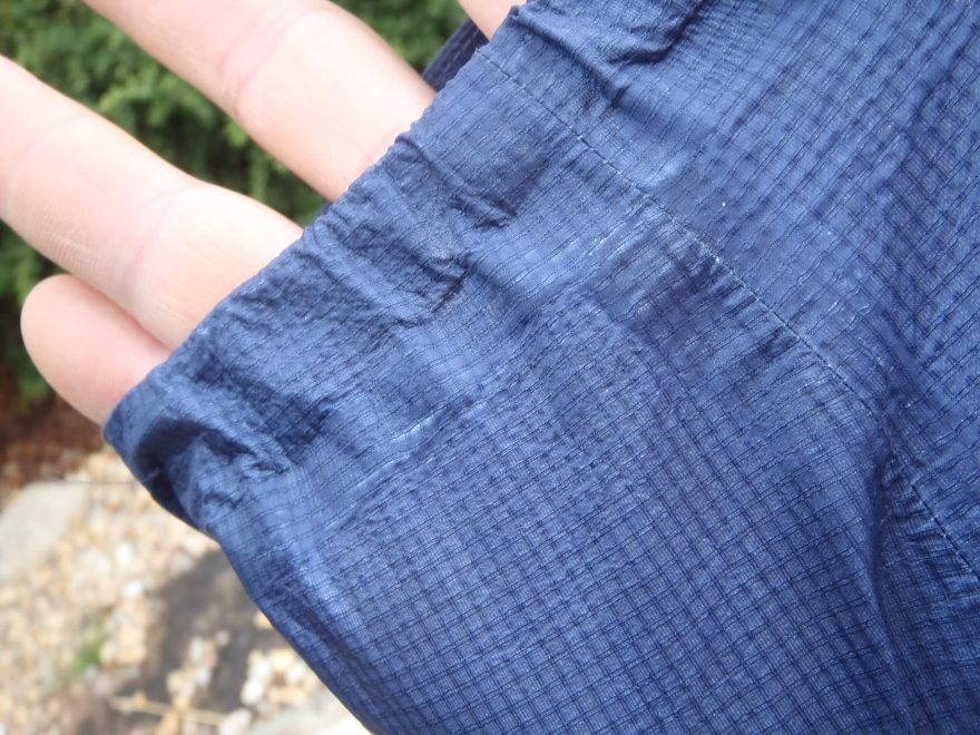 Drobné prošoupání vnitřní strany rukávů bundy Montane Minimus 777 Jacket z lezení.