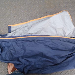 Hlavní zip bundy Montane Minimus 777 Jacket je podložen légou.