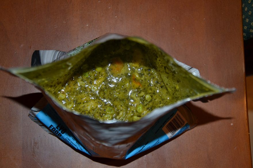 Kopřivové curry s rýží během přípravy.