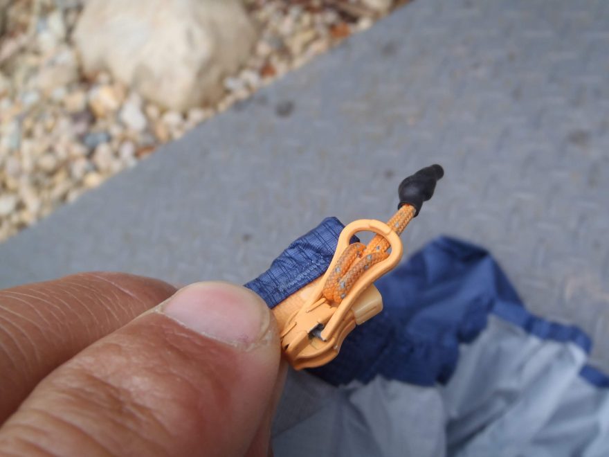 Minimalistické, ale dostatečné táhlo zipu u bundy Montane Minimus 777 Jacket.