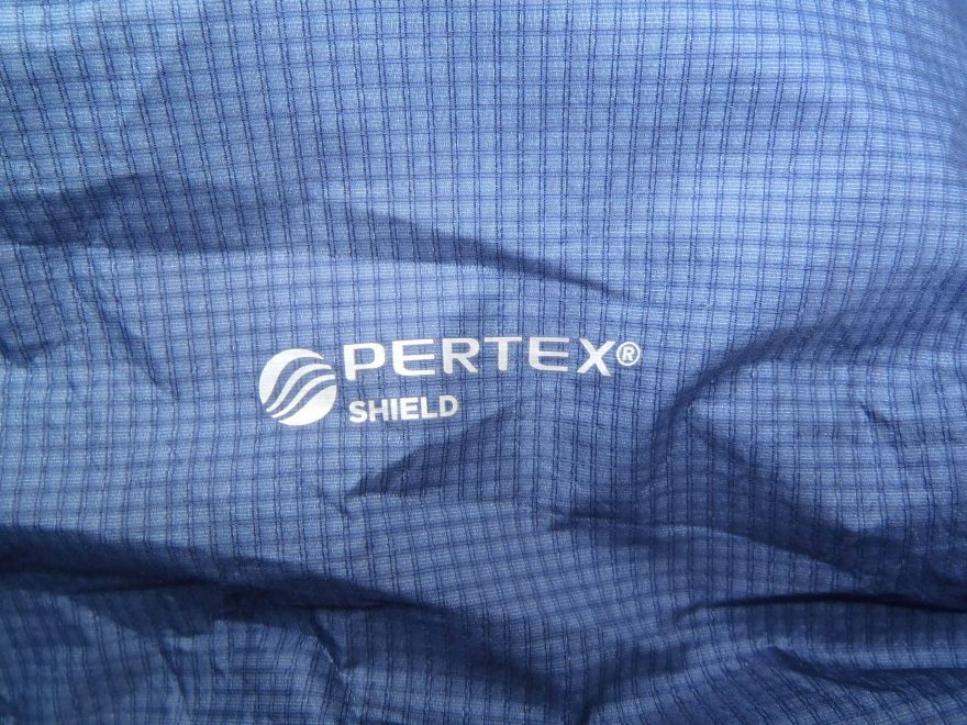 Na levém rukávu bundy Montane Minimus 777 Jacket je reflexní logo materiálu.