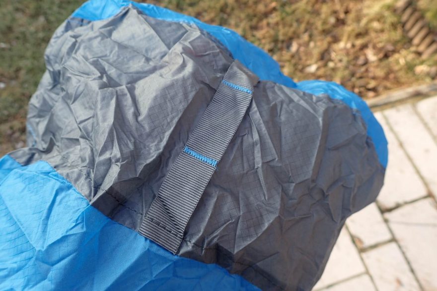 Popruhový držák cyklistické blikačky na batohu Sea to Summit ULTRA-SIL Daypack.