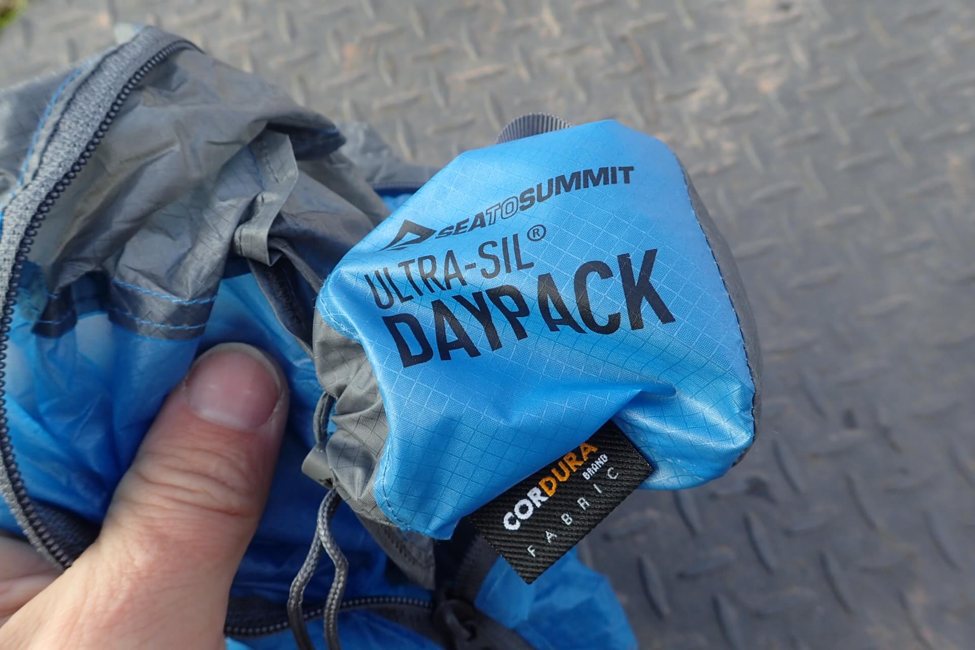 Pytlík na zabalení batohu je jeho součástí a během nošení je ukrytý uvnitř batohu.