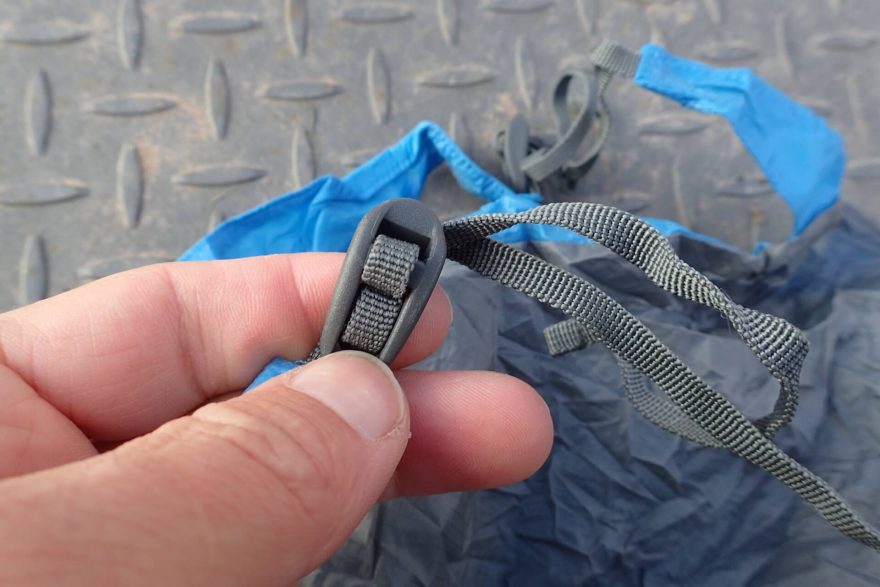 Vše včetně spon na ramenních popruzích je podmíněno minimální hmotnosti a objemu.