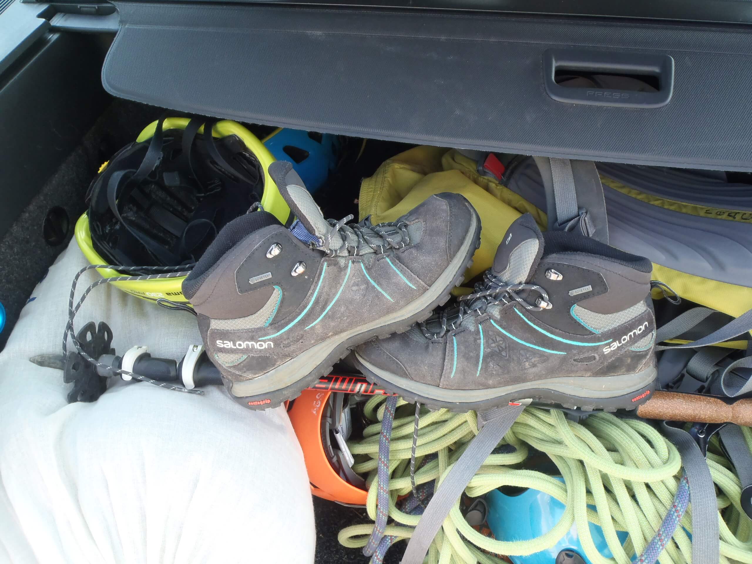 A jedeme na další výpravu s lehkými trekovkami pro holky Salomon ELLIPSE 2 MID LEATHER GTX.