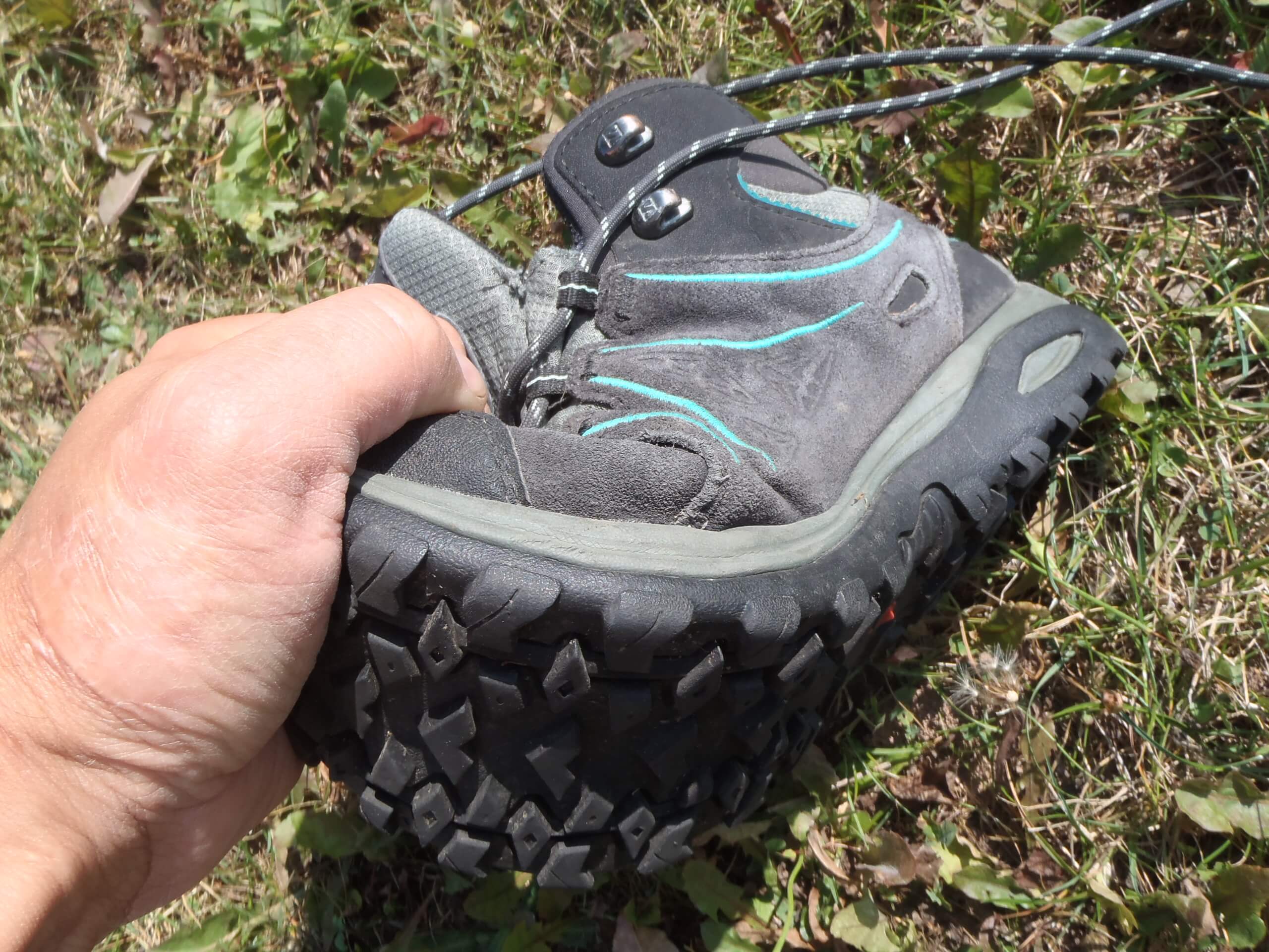 Bota Salomon ELLIPSE 2 MID LEATHER GTX je relativně měkká.