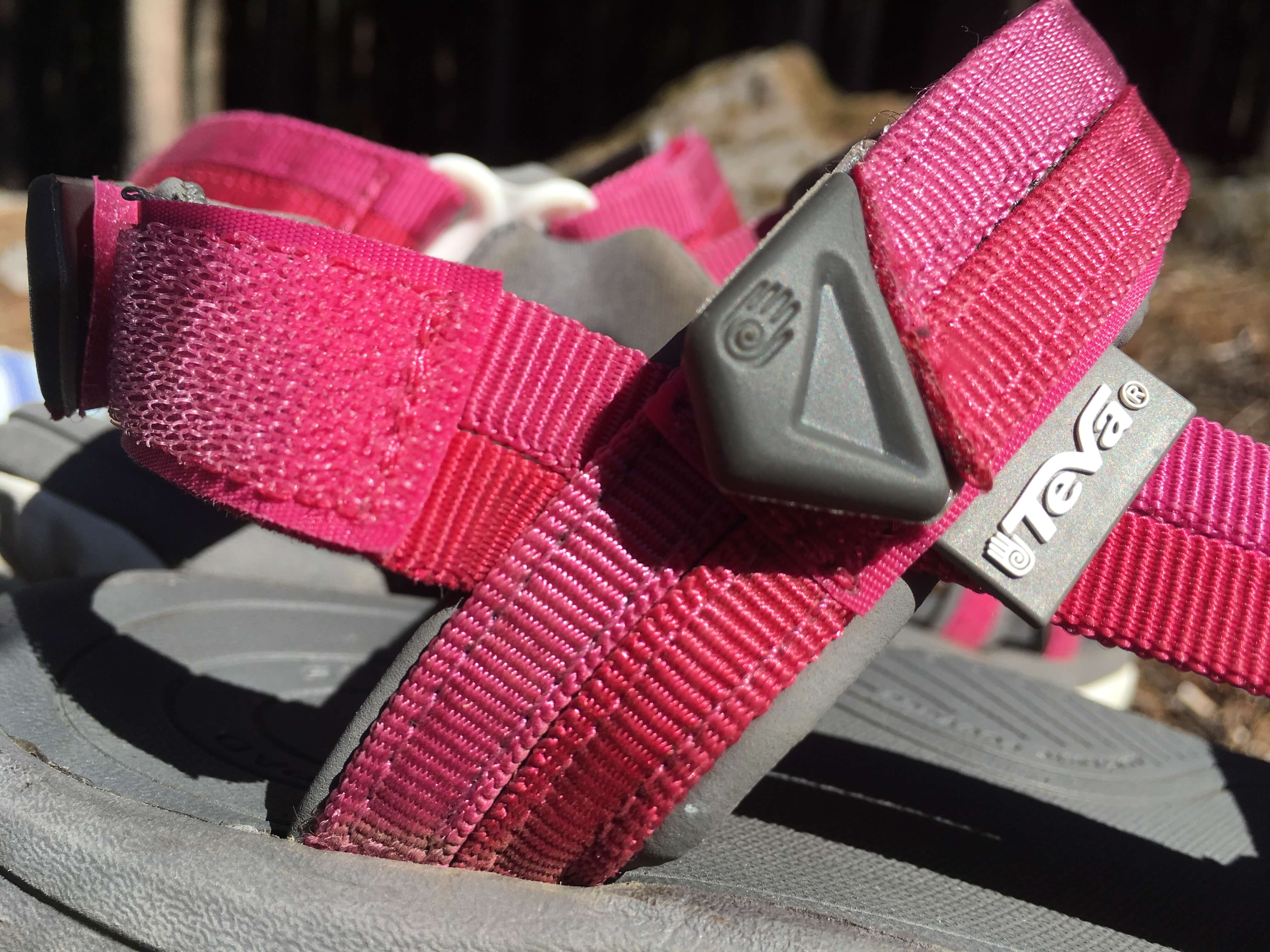 Detail středního pásku se znakem Teva.