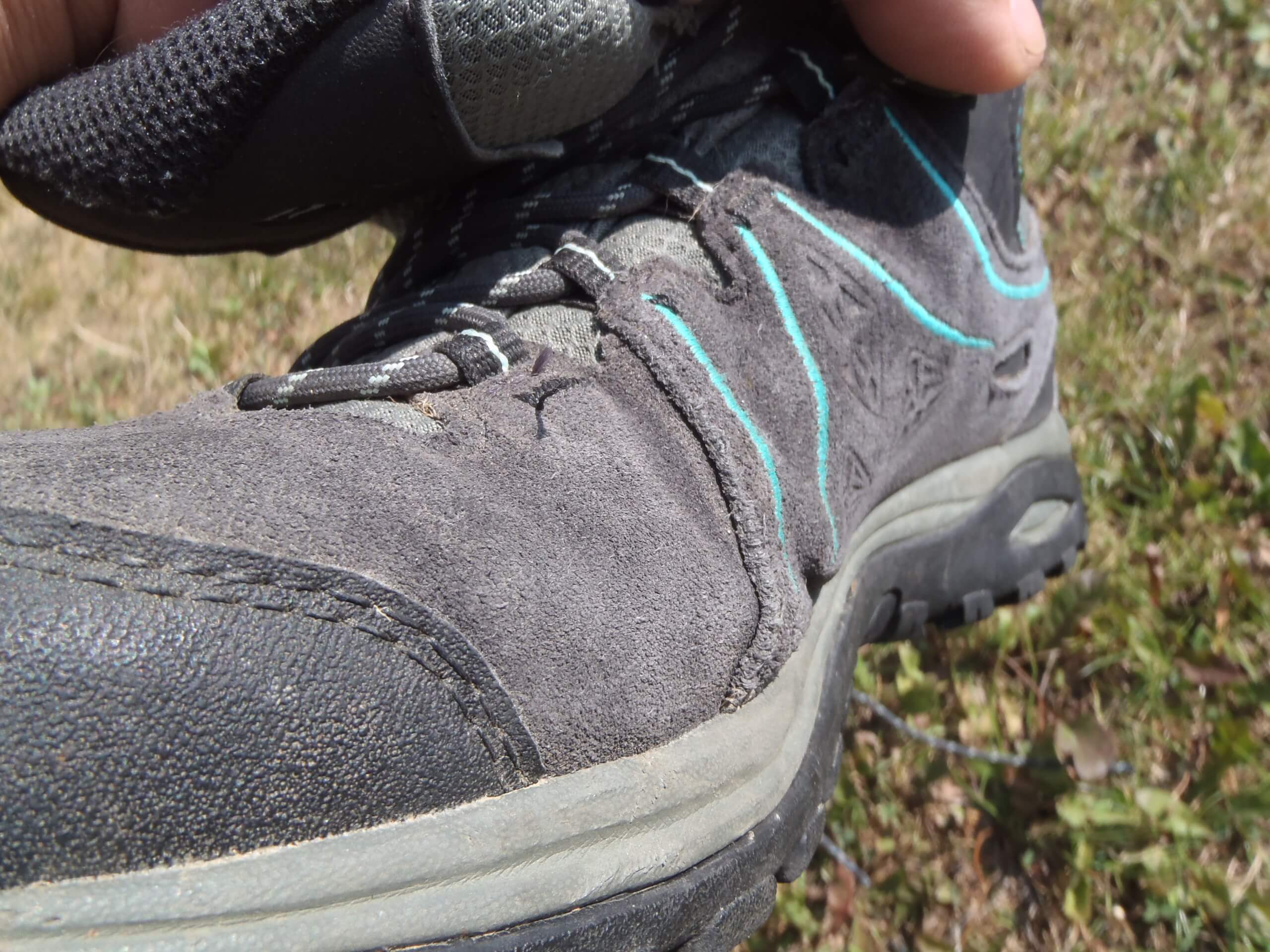 Tento šev bude pravděpodobně nejslabší místo na botách Salomon ELLIPSE 2 MID LEATHER GTX.