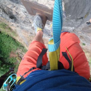 Díky elastanu lezecké kalhoty RAFIKI Cliffbase nikde netáhnou.