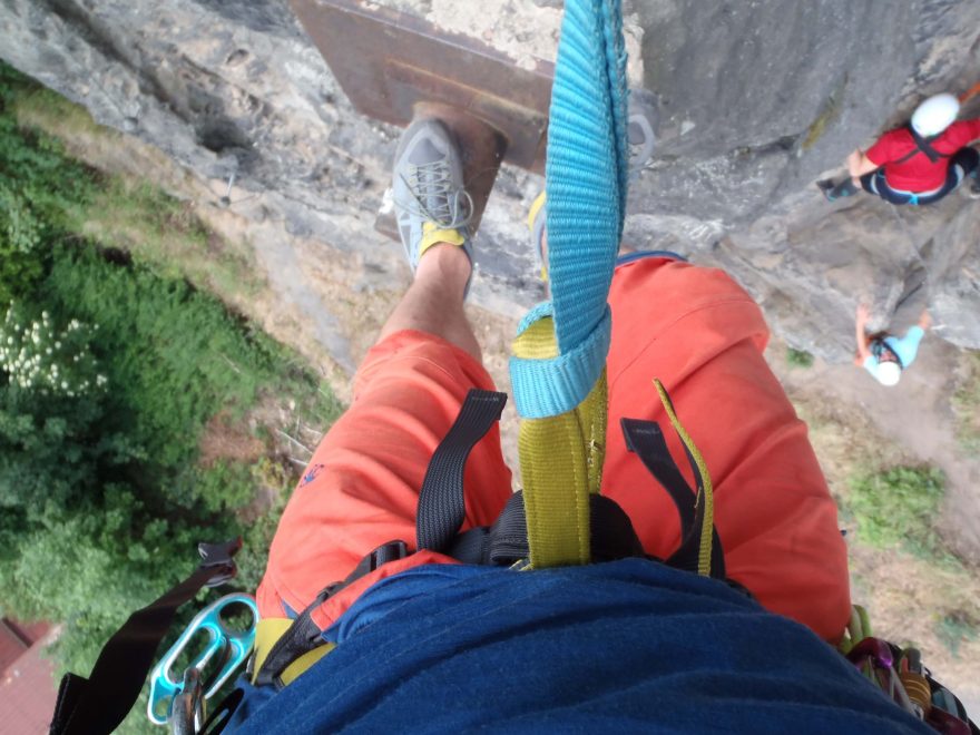 Díky elastanu lezecké kalhoty RAFIKI Cliffbase nikde netáhnou.