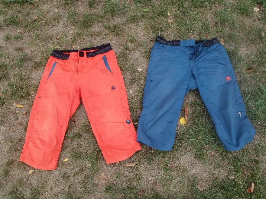 Dvě barevné varianty kalhot RAFIKI Cliffbase.