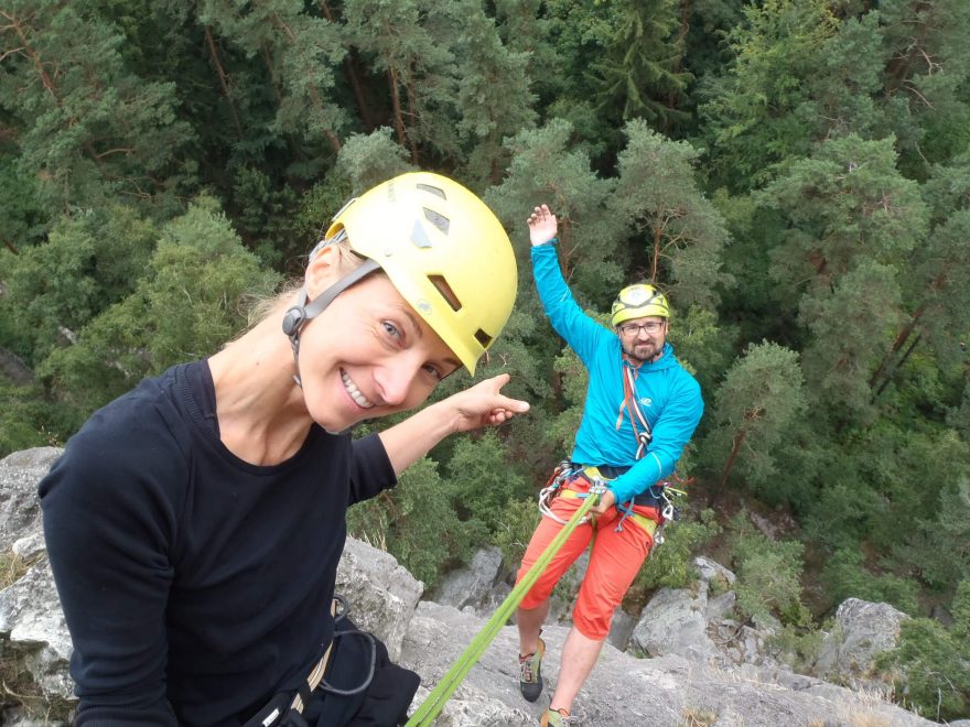 Lezecké kalhoty RAFIKI Cliffbase se líbí i děvčatům.