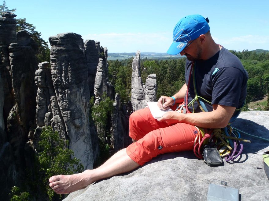 Testování lezekých kalhot RAFIKI Cliffbase v Prachovských skalách.