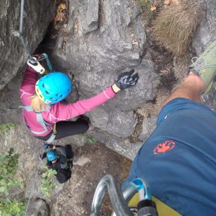 Testování tmavě modré varianty kalhot RAFIKI Cliffbase.