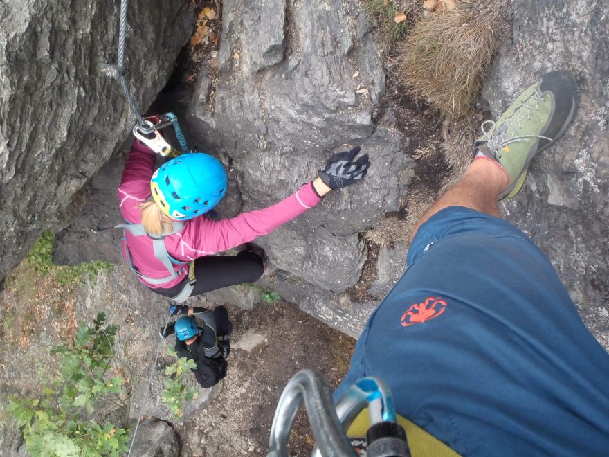 Testování tmavě modré varianty kalhot RAFIKI Cliffbase.