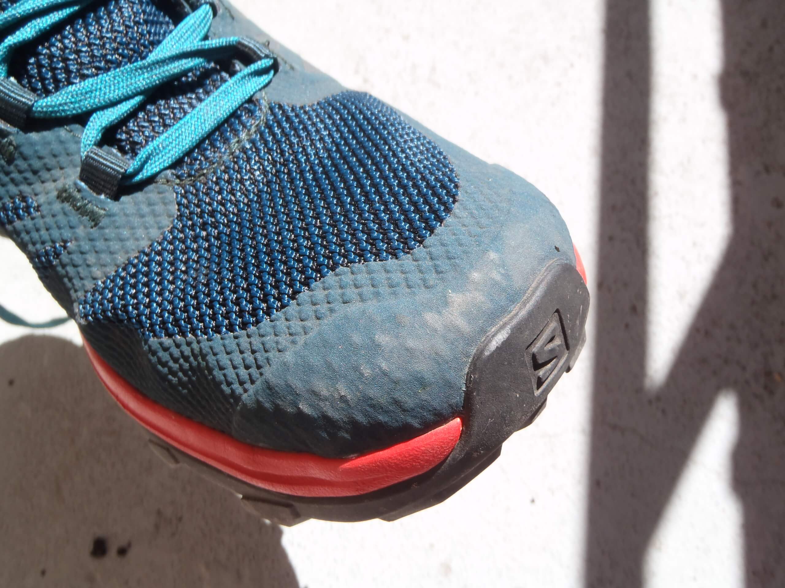 Kromě přetažení podrážky do špice je špička boty Salomon OUTline dále chráněna tímto zesílením.