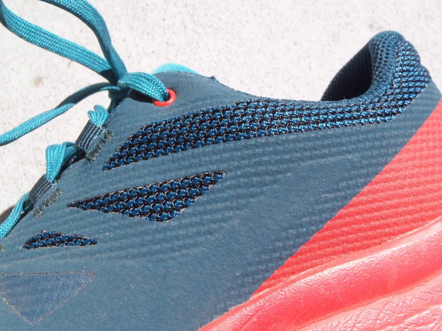 Měkký okraj boty Salomon OUTline nijak netlačí.