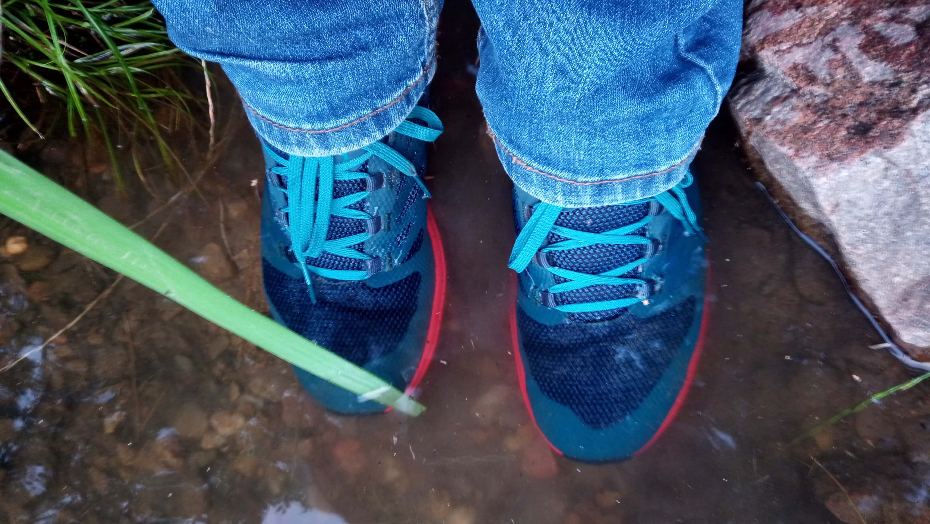 Model Salomon OUTline bez GTX není vhodný do vody i přesto jsem provedl tento test.