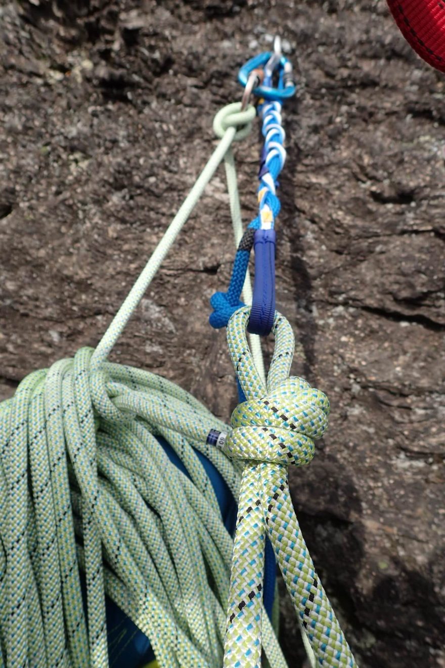 Navázané lano na slanění a na druhém konci zatím štanduji a připravuji slanění z BEAL Escaperu.