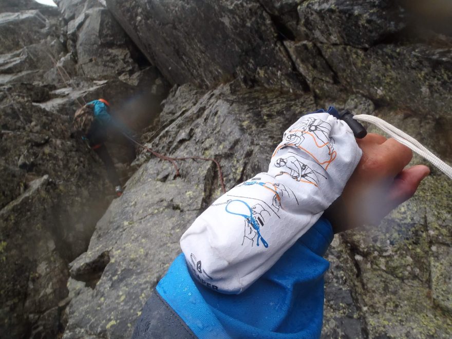 Obal na BEAL Escaper je zároveň i návod a lze pomocí gumičky takto fixovat na zápěstí.