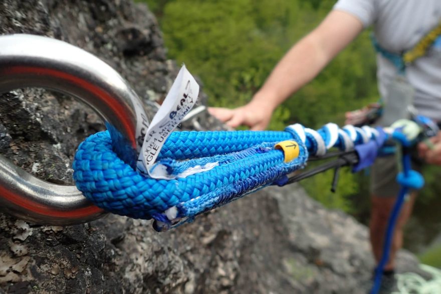 První slanění s pojistým uzlem na konci výtažného lana na BEAL Escaperu.