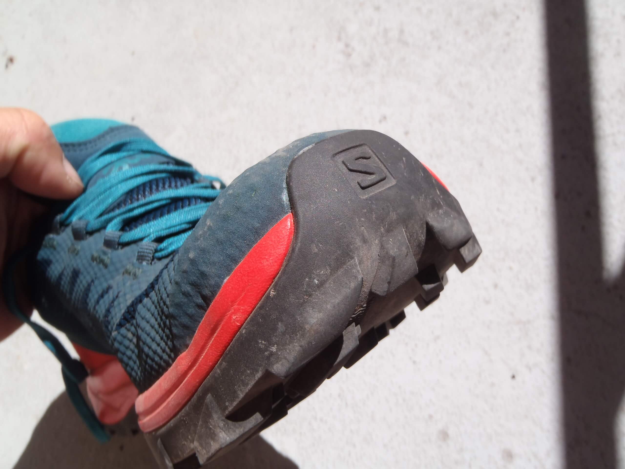 Špička boty Salomon OUTline je chráněna takto přetažením podrážky.