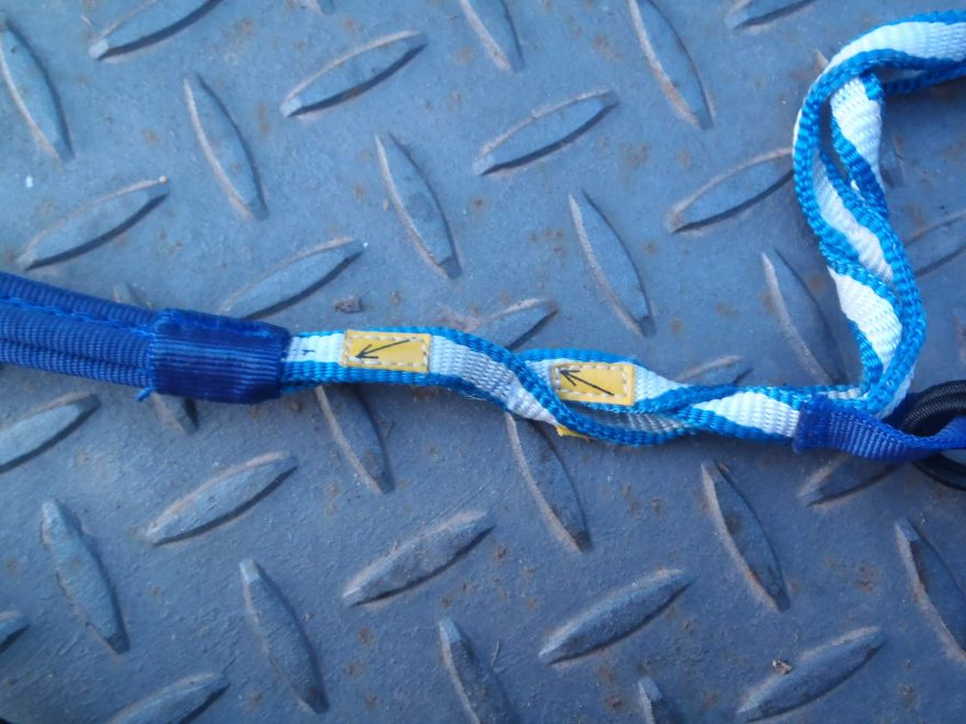 Správné provlečení lana popruhem je takto vyznačeno šipkami.