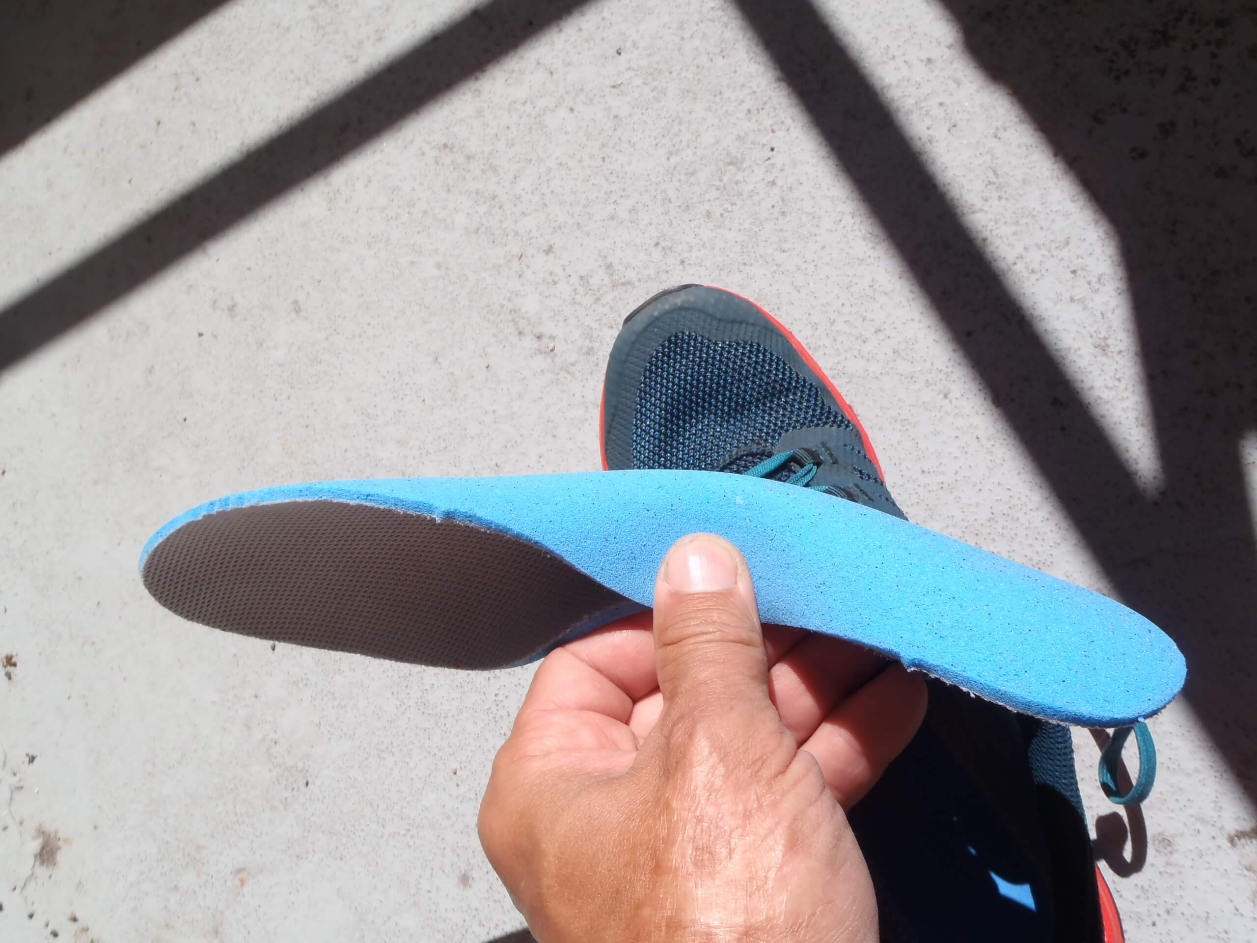 Vložka Ortholite u bot Salomon OUTline je pouze takto jednoduchá.