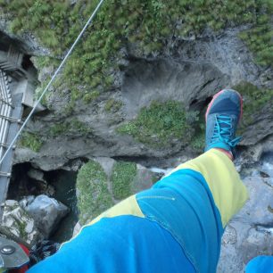 Vzdušné lezení v botech Salomon OUTline.