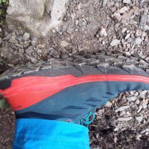 Vzorek boty je opravdu agresivní a perfektně držel i při prudkých sestupech.