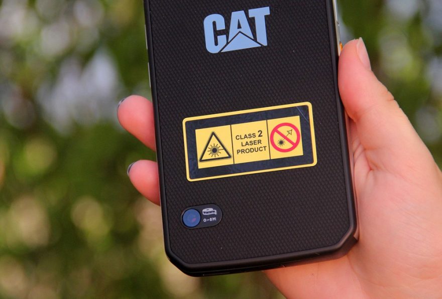 Telefon CAT S61 má v sobě zabudovaný světelný zdroj laser třídy 2