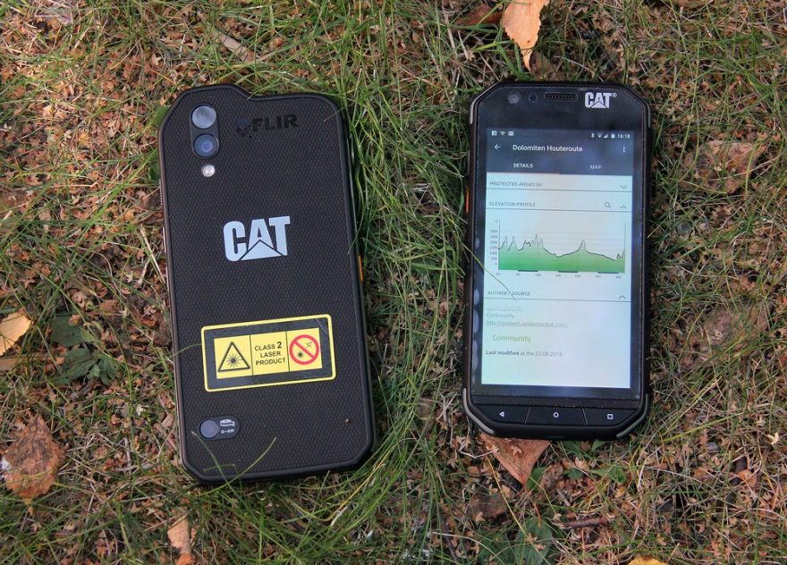 Zadní strana telefonu CAT S61 s velkým označením přítomnosti laseru třídy 2