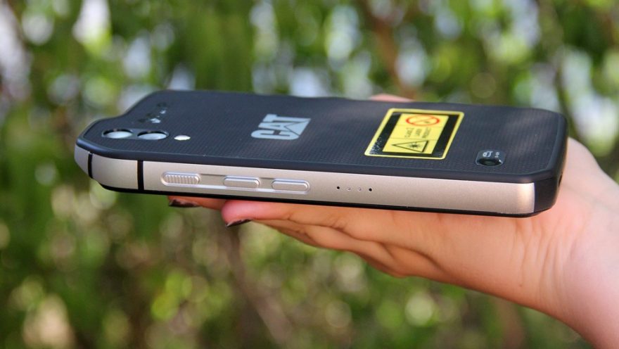 Hlavní tlačítko je s vroubkovaným povrchem, zatímco ovládání hlasitosti má tlačítka hladké