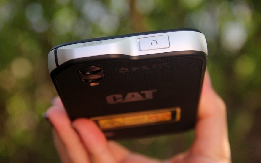 Vstup na sluchátka vedle termokamery FLIR