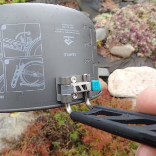 Zajištěné madlo umožňuje jistou manipulaci s hrncem Sea to Summit Alpha Pot.