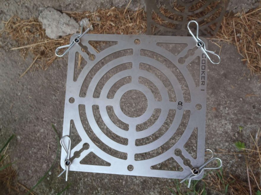 Detailní pohled na vyyřezané otvory v plotýnce Cooker I.