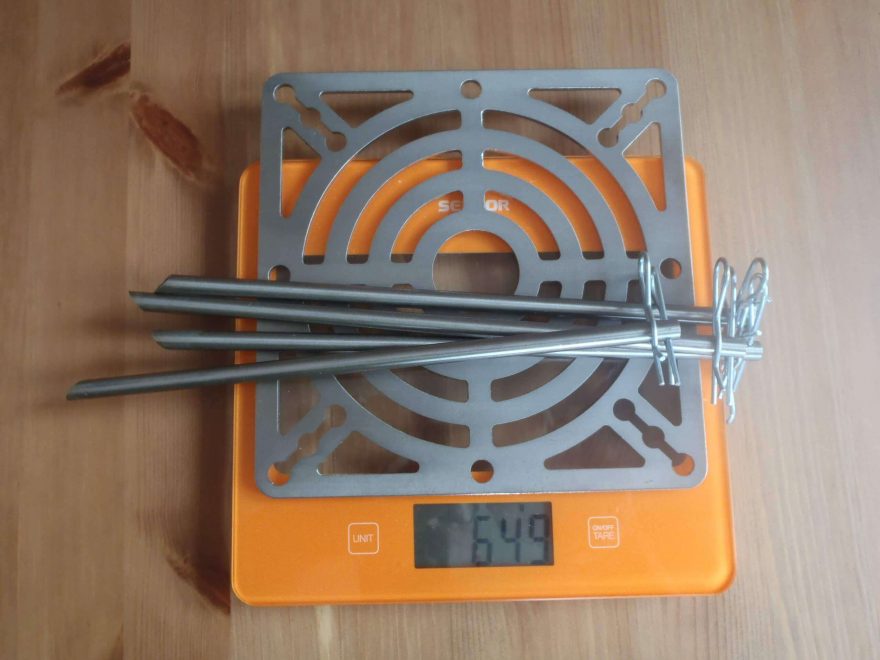 Hmotnost Cooker I plotýnky s hustými otvory a tyčkami je 649 g.