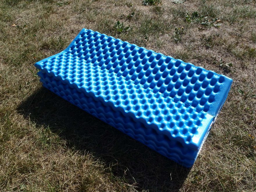 Z karimatky YATE Wave Alu se dá takto snadno vytvořit podsedák na sezení.