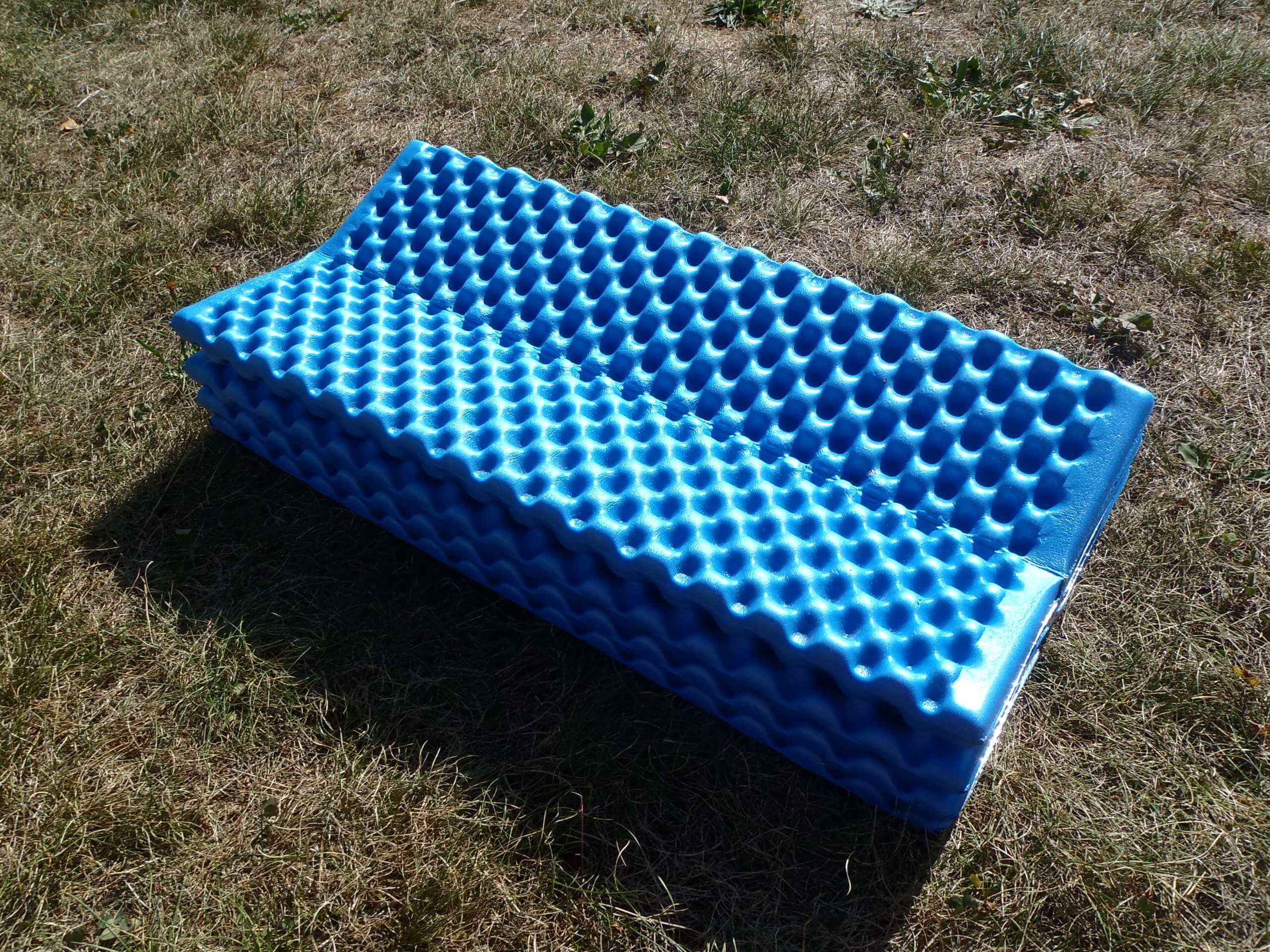 Z karimatky YATE Wave Alu se dá takto snadno vytvořit podsedák na sezení.