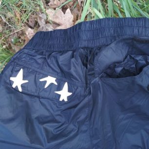 Obě zadní kapsy kalhot Rafiki Adore jsou na suchý zip a jedna je ozdobena hvězdičkami.