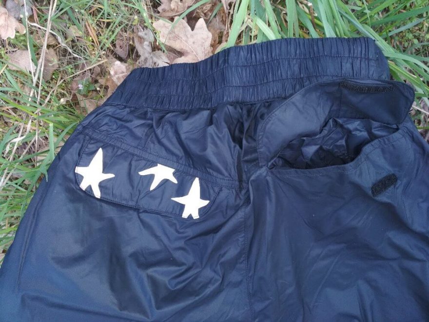 Obě zadní kapsy kalhot Rafiki Adore jsou na suchý zip a jedna je ozdobena hvězdičkami.