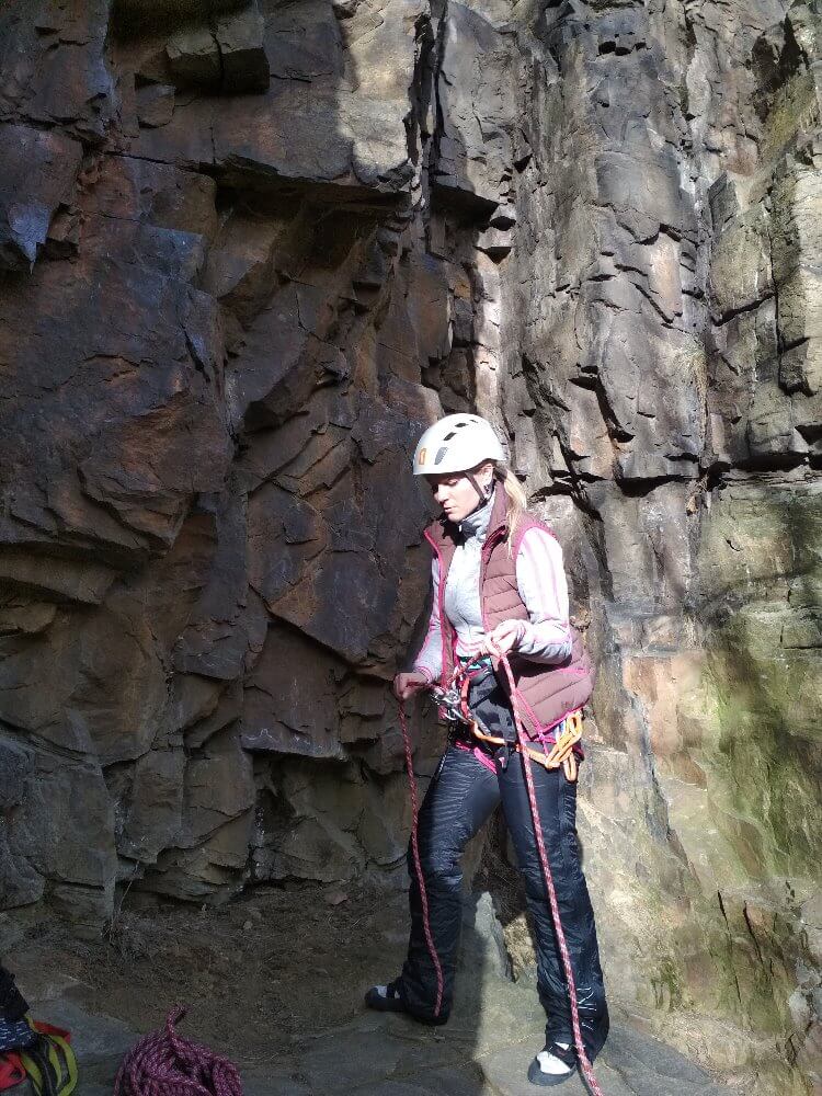 První jarní lezení, teploty pár stupňů nad nulou, ale zima vám díky kalhotám Rafiki Adore není.