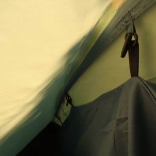 Vnitřní stan Coleman Drake 3 visí na systému oček a gumiček.