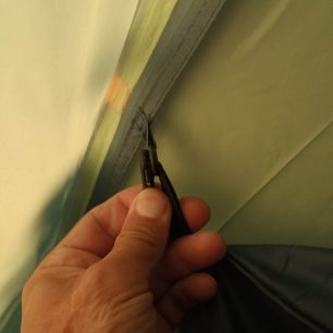 Zavěšení vnitřního stanu probíhá pomocí olivek a kroužků.