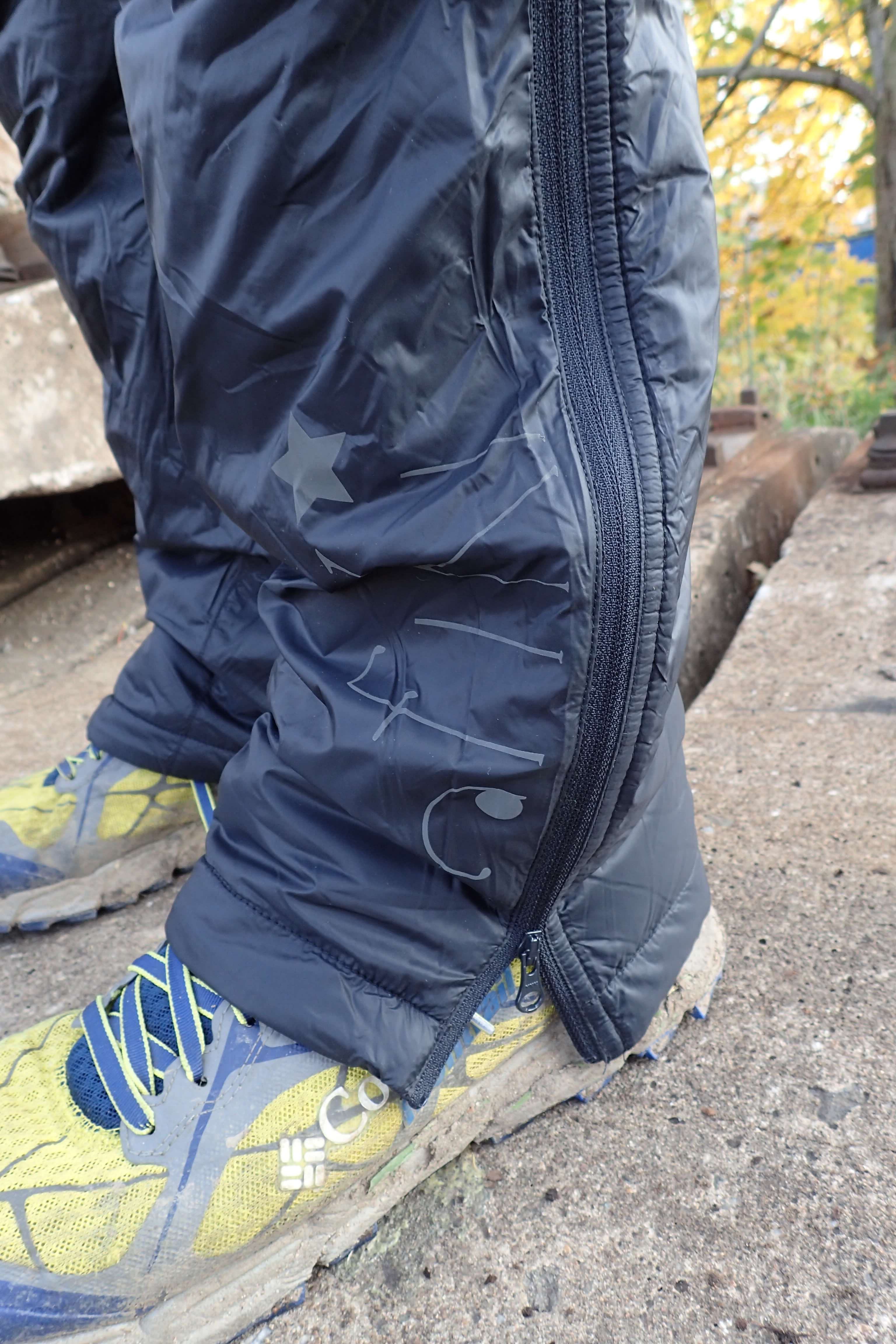 Detail zakončení nohavic kalhot Rafiki Adore.