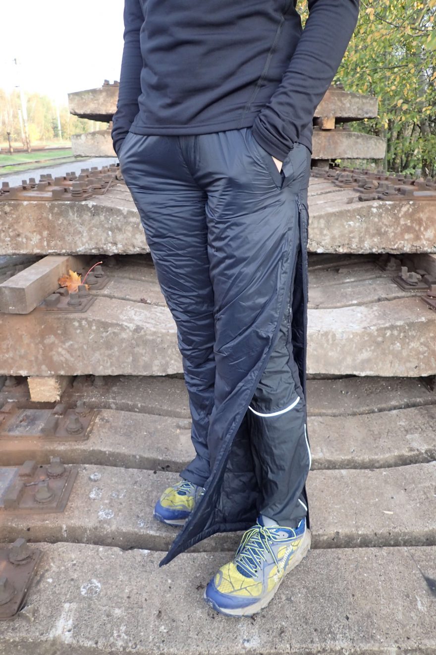 Díky dlouhým zipům lze zateplovací kalhoty Rafiki Adore obléknout i vysléknout v botech.