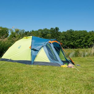 Kompletně vypnutý stan Coleman Drake 3 pomocí reflexních šňůr.