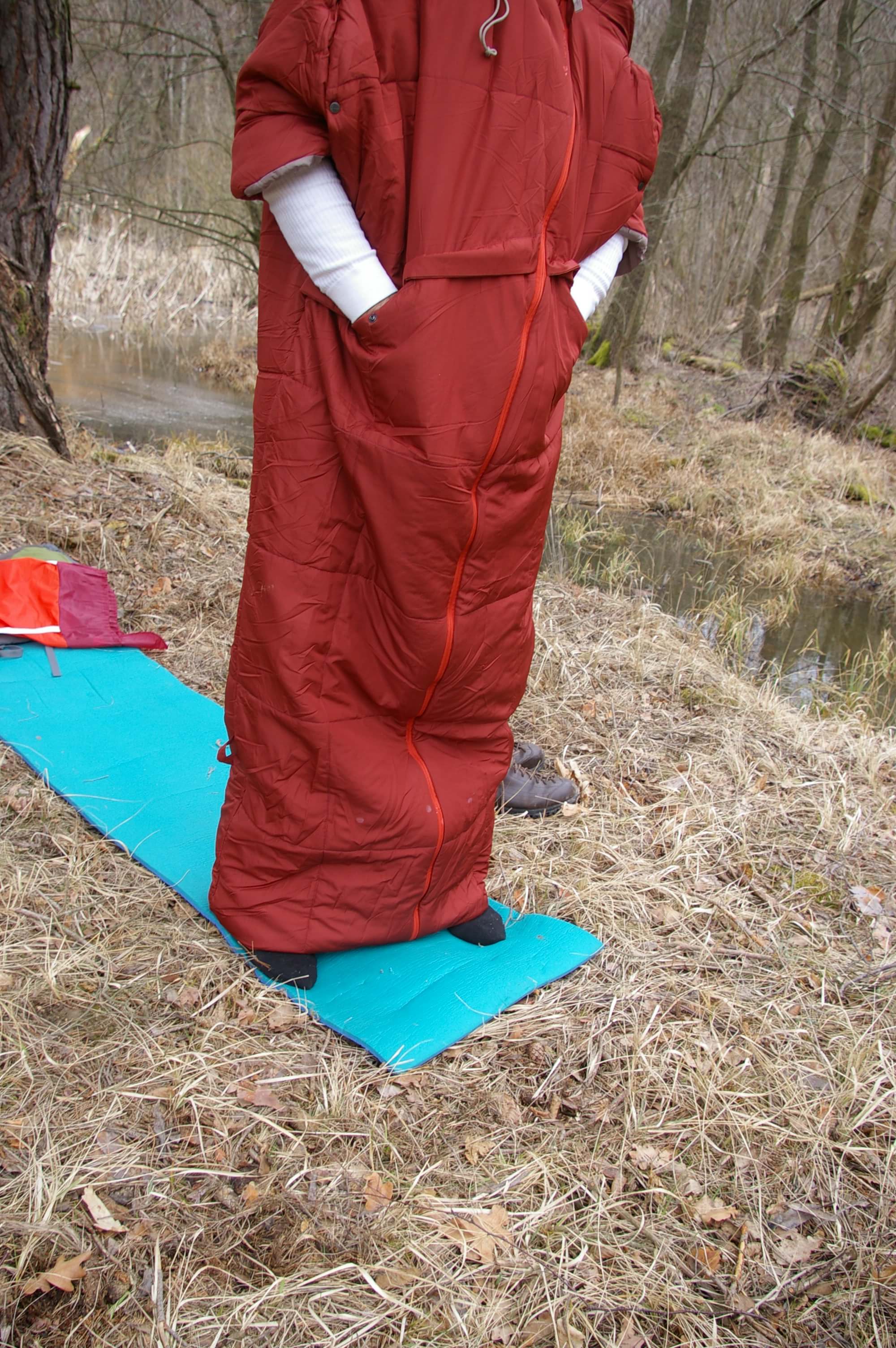 Ruce v kapsách a nohy venku, to jiný spacák jen tak neumí.