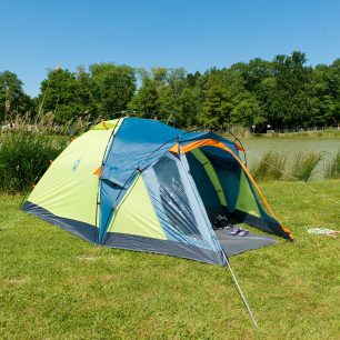 Vchod do stanu Coleman Drake 3 je prostorný a dostatečně široký.